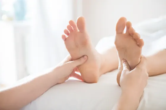 Séance de réflexologie plantaire : pressions douces sur les pieds